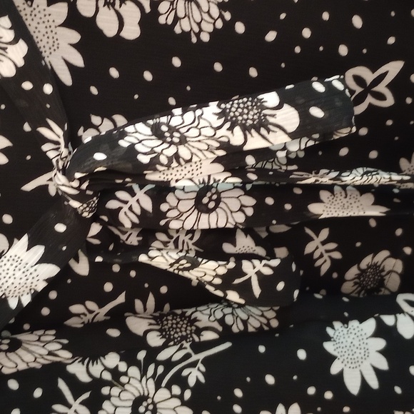 NOTATION BLACK WHITE FLORAL TOP SIZE 1X - Picture 10 of 13